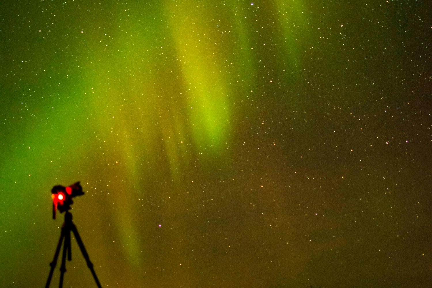 Nordlys fotograferes Lang lukkertid og stativ er et must for at få gode billeder af nordlys.